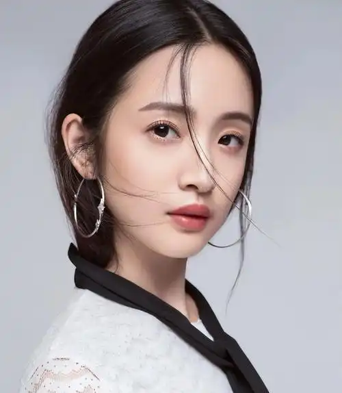 别天真了,林依晨从来都不是什么傻白甜,现实里的她比谁都"狠"