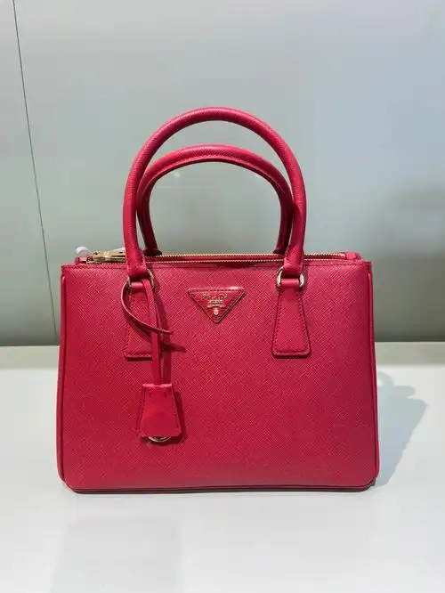 prada红色杀手包包