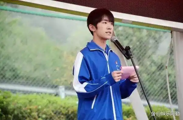 看了易烊千玺在外网爆火的视频才明白他的成功绝不是偶然