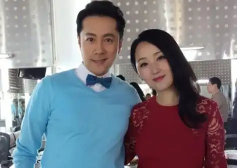 55岁蔡国庆老婆第一次露面,长相颜值备受争议,他们当初是怎么结缘的?