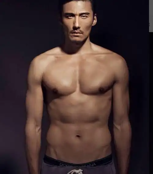 知天命的胡兵,八块腹肌走路带风,网友:肌肉结实身材挡不住!