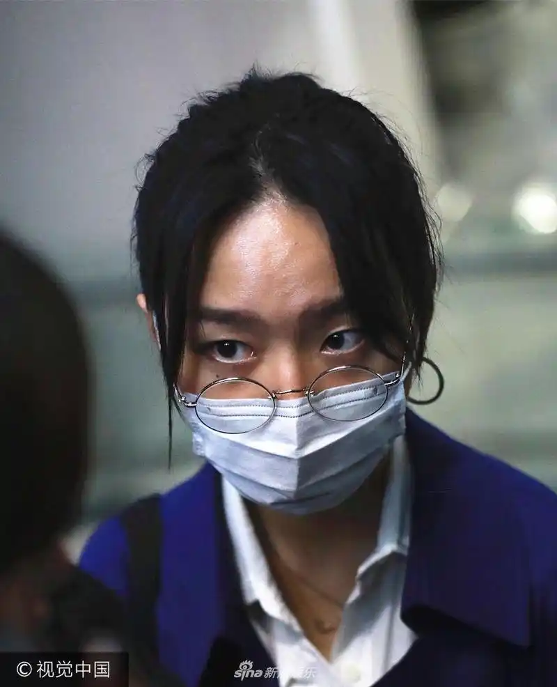 组图周笔畅深夜抵机场素颜面容憔悴获粉丝跟拍气场足