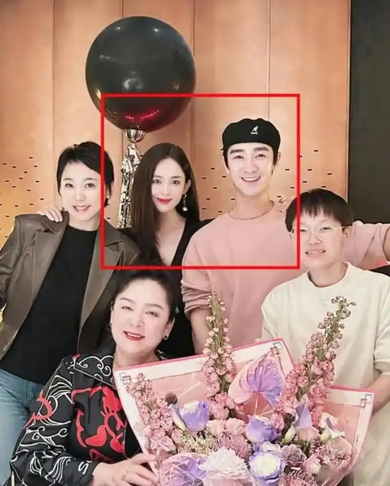 娜扎方否认新恋情# 22日,古力娜扎被曝和秦亦铭一同乘车回家,引发