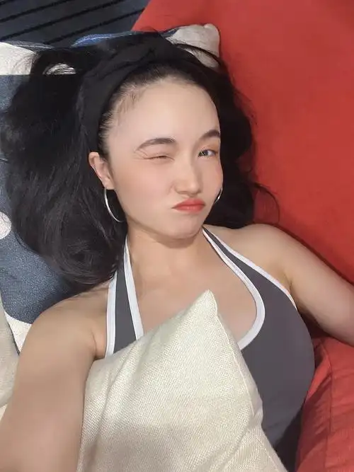 不想动只想躺着自拍