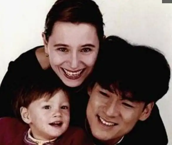 57岁周华健与老婆合照如母子不离不弃30年只为当初那个承诺