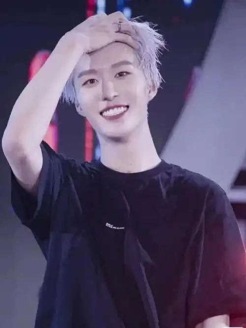 显眼包出息了!感觉丞丞在活动上就是范丞丞本人精致,帅气