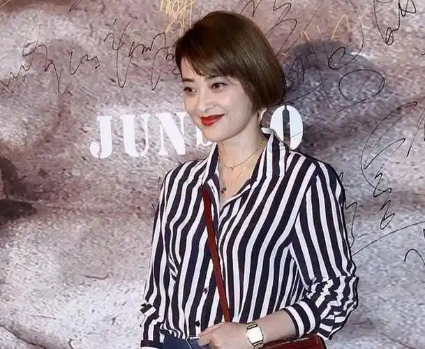 ③拒绝一层不变,换一款新潮的发型,焕发青春活力梅婷选择的黄色齐耳