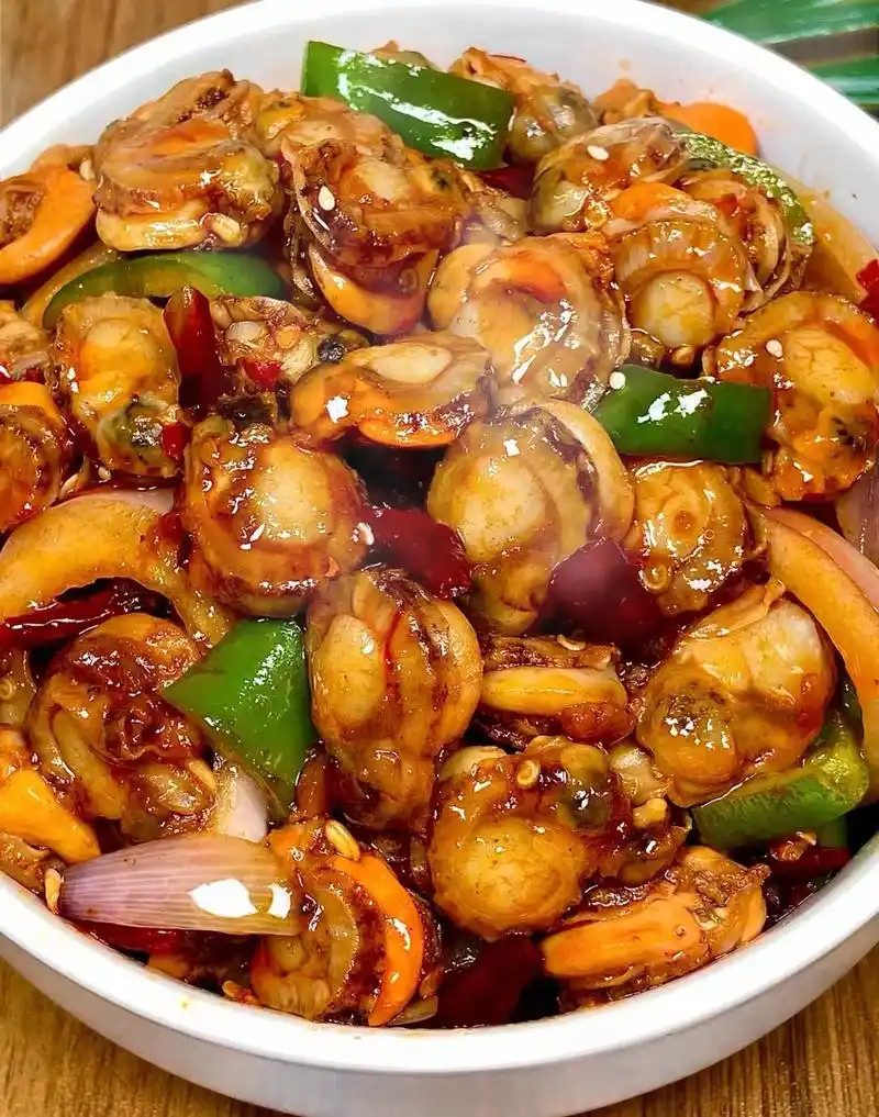 辣炒扇贝.做法: ]扇贝肉水开加料酒焯水一分钟捞出,少油炒香 - 抖音