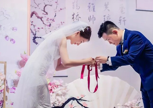 李四与先生) 光临xx大酒店,地址:延安中路1000号3楼xx厅 敬约 恕邀