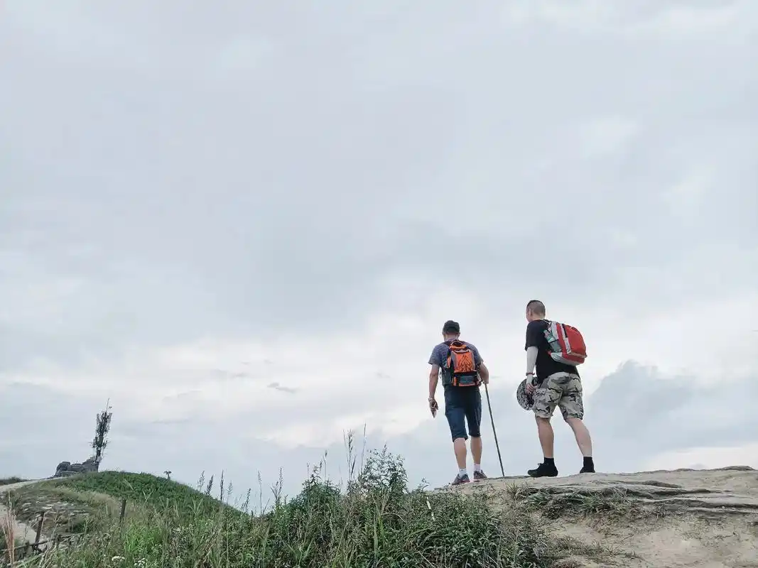 背包客的背影就是如此吧 - 抖音