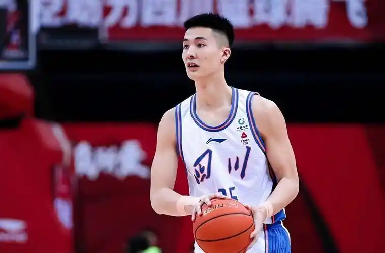 湾区翼龙队解散后,朱松玮收到多家报价,加盟山东男篮可能性较大_球员