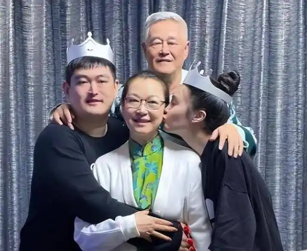 在赵本山的个人感情生活上,他在与原配妻子离婚之后,与现任妻子马丽娟