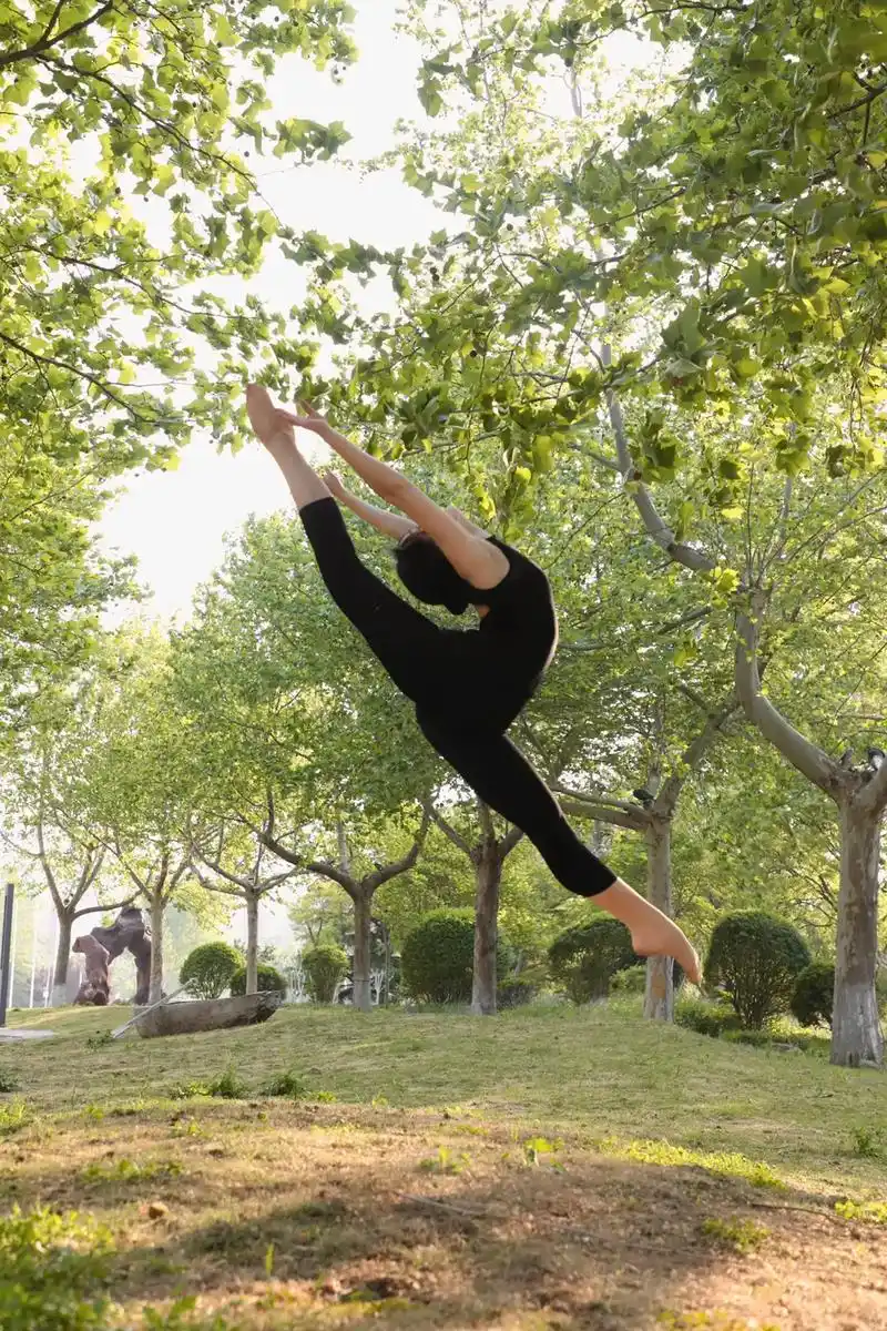 踮起脚尖做那个闪闪发光的女孩儿吧#舞蹈生 #阳光是最好的滤镜 - 抖音