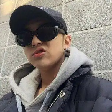 戴墨镜耳环的屌男子男生搞笑头像图片