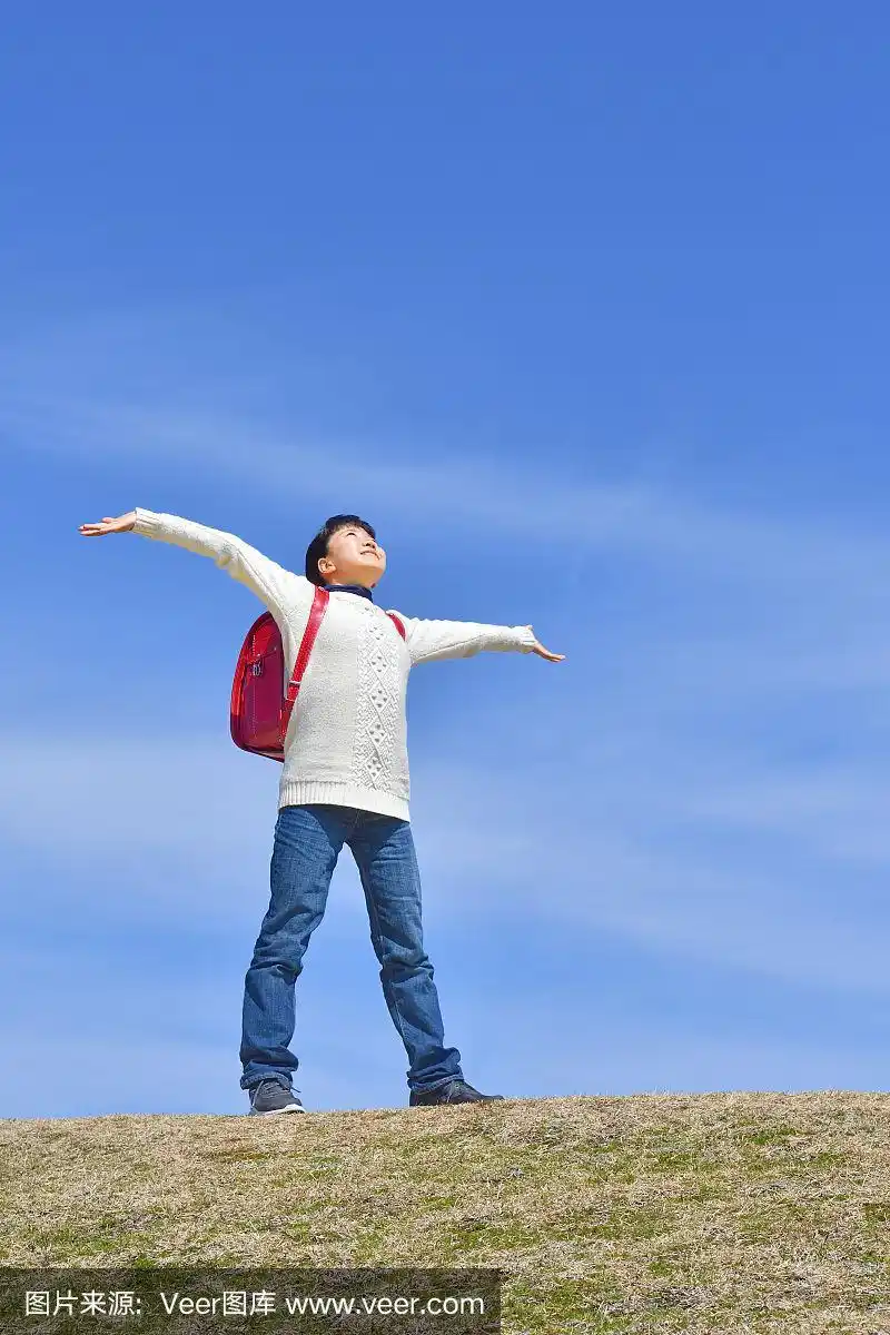 一名日本小学生仰望蓝天