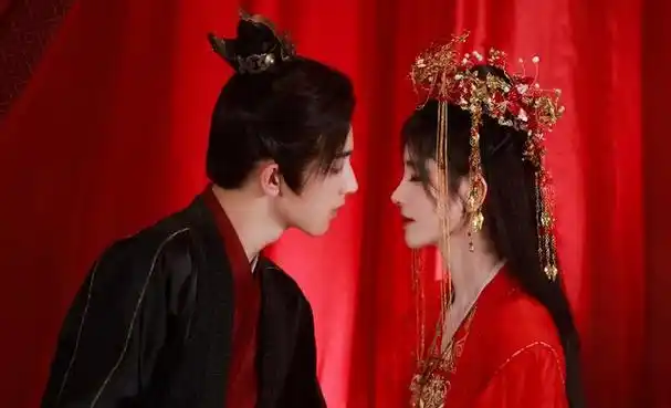 长篇玄幻小说《误长生》,讲述了由鞠婧祎饰演的凤凰魏枝经历三次转世