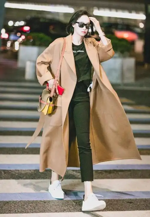 宋茜穿驼色大衣内搭黑色t恤走机场齐肩发型时尚又洋气美炸了