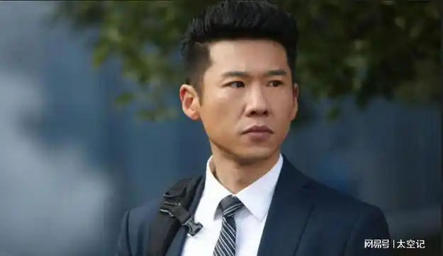 演员王骁40岁走红娶平凡妻子生一女是母亲王馥荔的骄傲