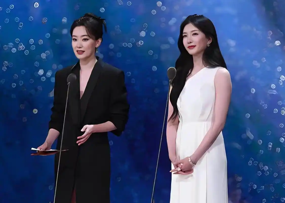 看完张小斐和江疏影的合照,我终于理解了"气质"有多重要!