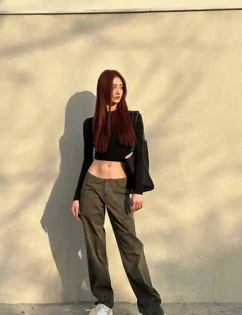 女演员周洁琼晒出身穿黑白裙子的照片,露出白色肚脐;黑腰露美背_穿着