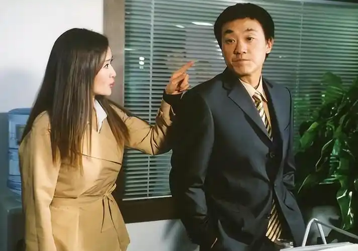 而是在快30岁的时候,因为一段饭何冰被他老婆突如其来的"求婚"了