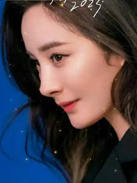 杨幂黑西服侧颜随拍