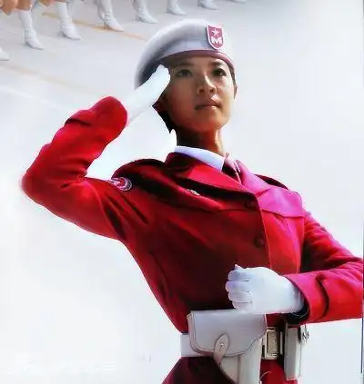 09年国庆阅兵最美女队员训练场上擦重炮 3 / 22