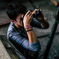 拿相机的男生头像男生拿相机拍照的图片