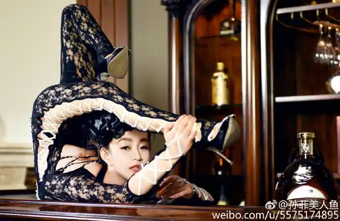 柔术美女穿蕾丝透视装 大秀一字马