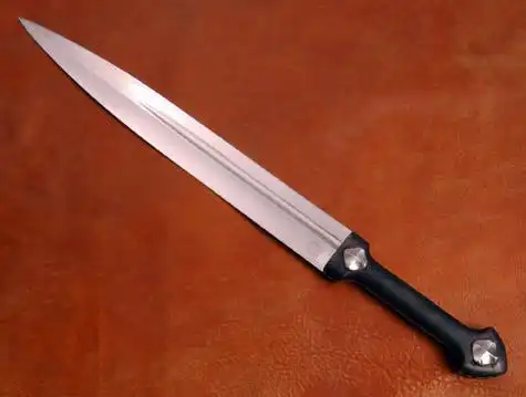 士兵近身作战的时候才会用的上匕首,那么如果现在战场上只能用冷兵器