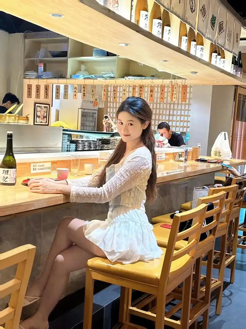 女生吃饭拍照 #好吃的东西要吃进肚子里 - 抖音