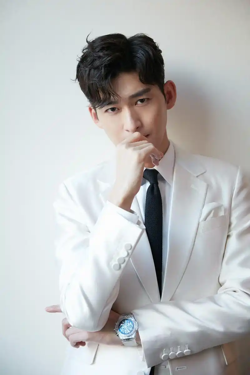 张翰受邀出席《国剧盛典》,红毯之上,白衣素雅,赤忱之心,共赴盛会