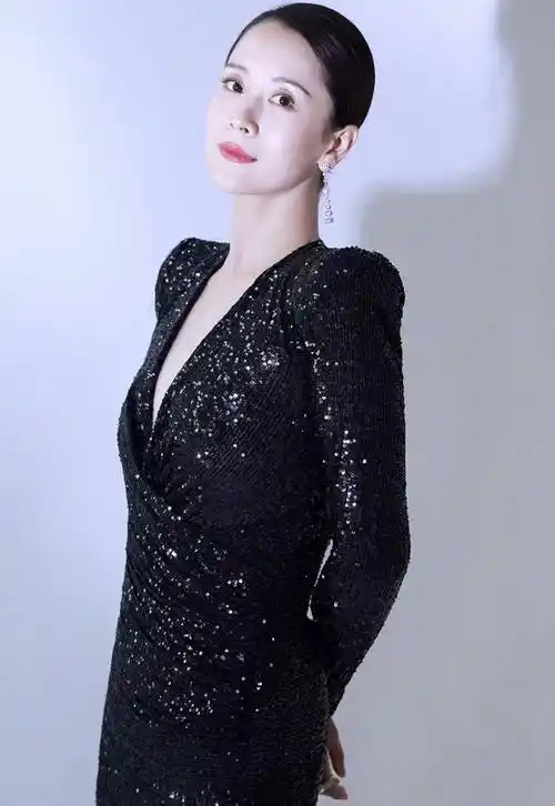 海清认真打扮气质超好看白衬衫配白色阔腿裤轻松打造高级感