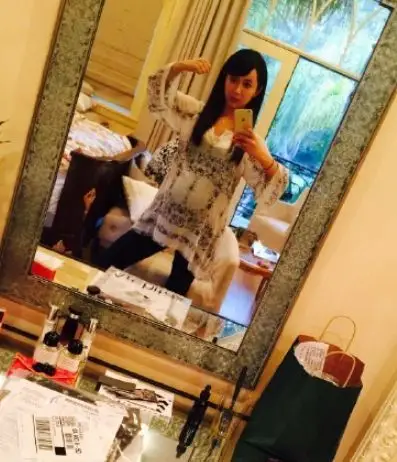 小雪杨紫晒挺大肚搞怪照:摸孕肚姿势标