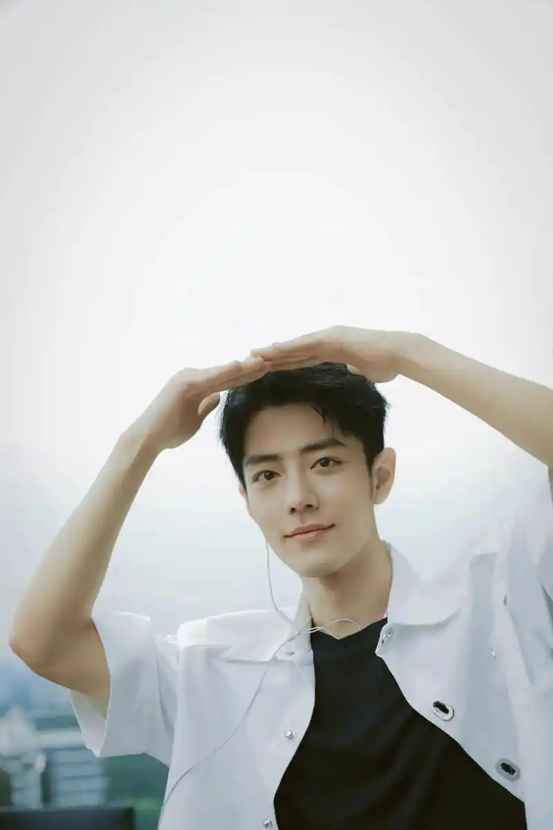 肖战白衬衫库存写真# 白衬衫,耳机,天台,温柔的战哥,笑容 - 抖音