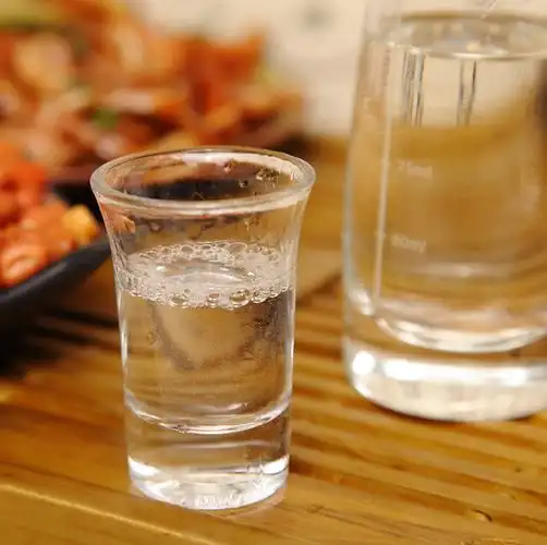 福建一家人聚餐,桌上的白酒走红,没有大牌名酒,网友:想去蹭饭