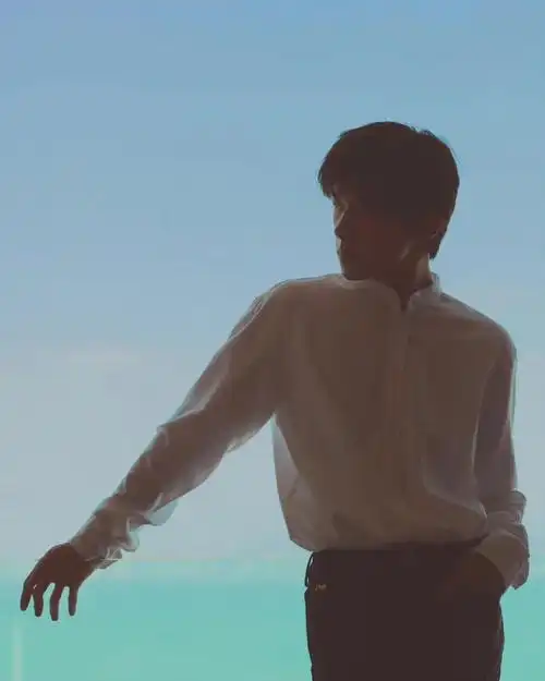 易烊千玺照片值得收藏的侧颜照