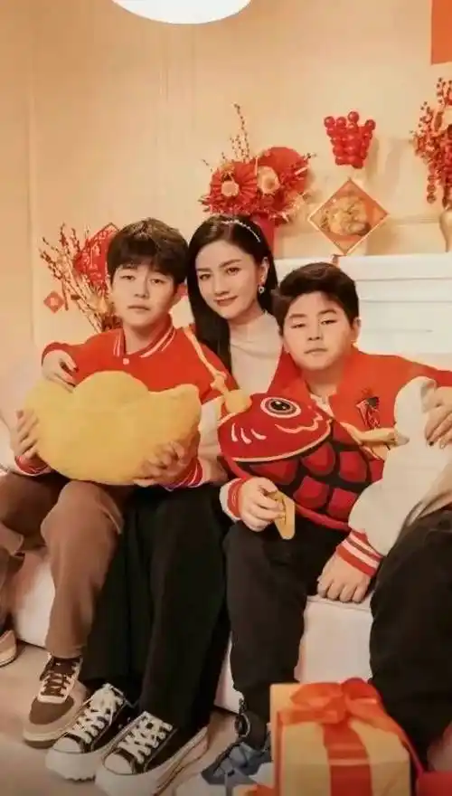 胡可晒新年全家福,两儿子真的长大像沙溢_家庭_照片_一家