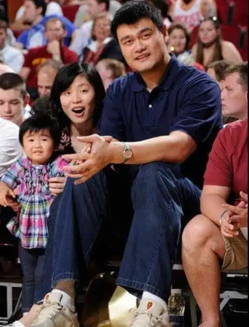 7月11日晚上,再次有网友分享了姚明一家的照片.