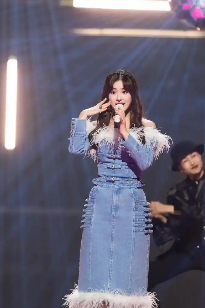 歌手@张含韵 综艺《剧好听的歌》衣着 - 抖音