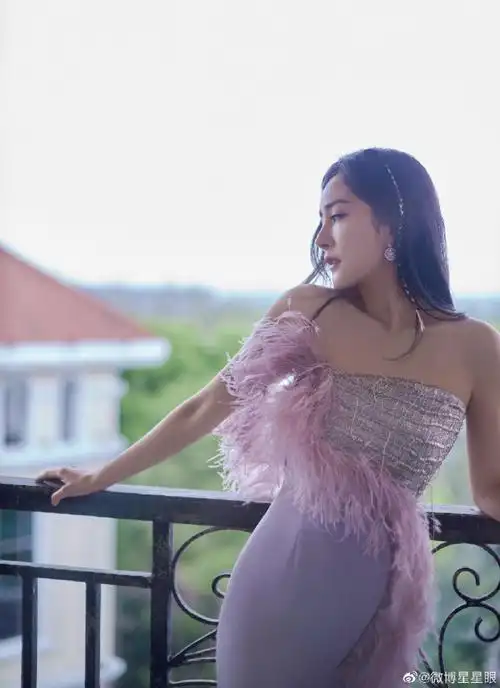 杨幂抹胸绸缎羽毛裙