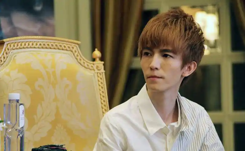 绝地反击朱梓骁,曾陷八卦难翻身,今转行当网红一月狂捞2亿_郭敬明