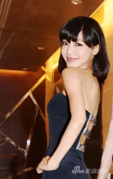 邓家佳率性裤装亮相北影节再秀美背