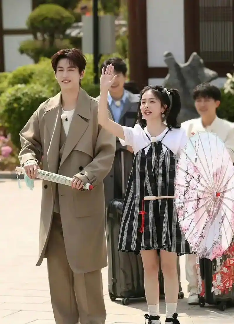 张凌赫身高有190?白鹿是165,同框来审判一下!#娱乐前沿资讯