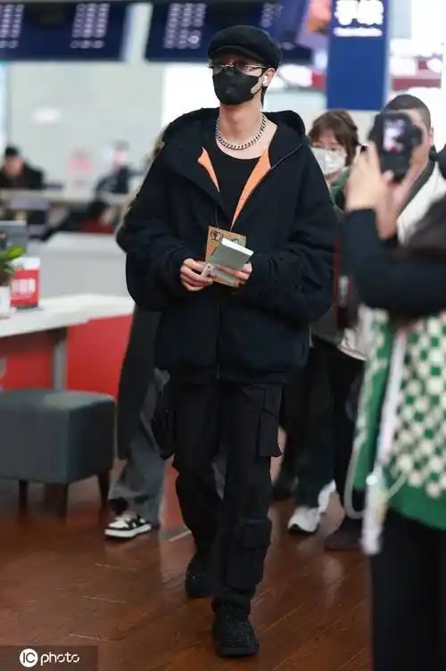 秦霄贤成都出发黑色look时尚帅气