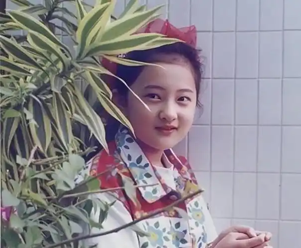 8岁爆红,撒贝宁曾发誓要娶她,43岁仍不婚不育,金铭经历了什么