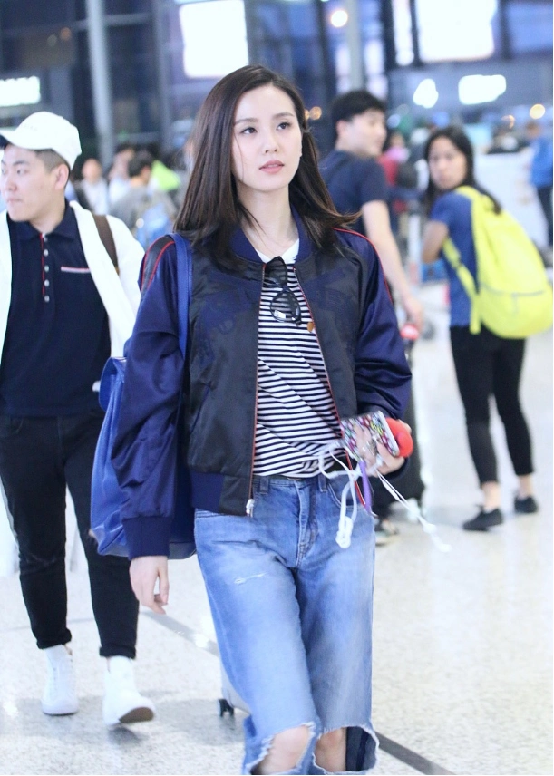 原创刘诗诗真会装嫩穿棒球外套搭牛仔裤简单大方看不出已是孩子妈