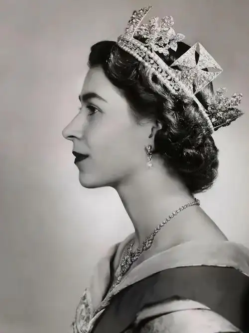 伊丽莎白二世女王的最后一张令人心酸的照片显示了这位长期在位的君主