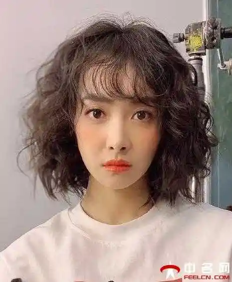 2021羊毛卷短发齐肩可爱造型就选短发吧