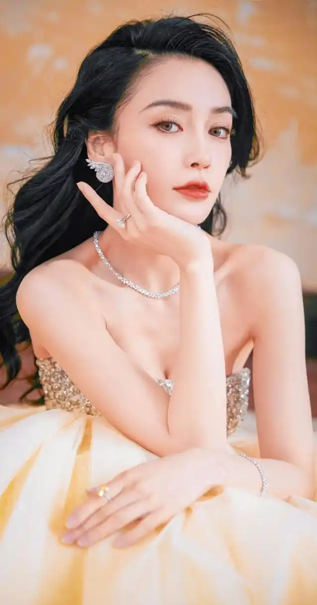 angelababy 金色礼服长裙:优雅灵魂的内娱美人